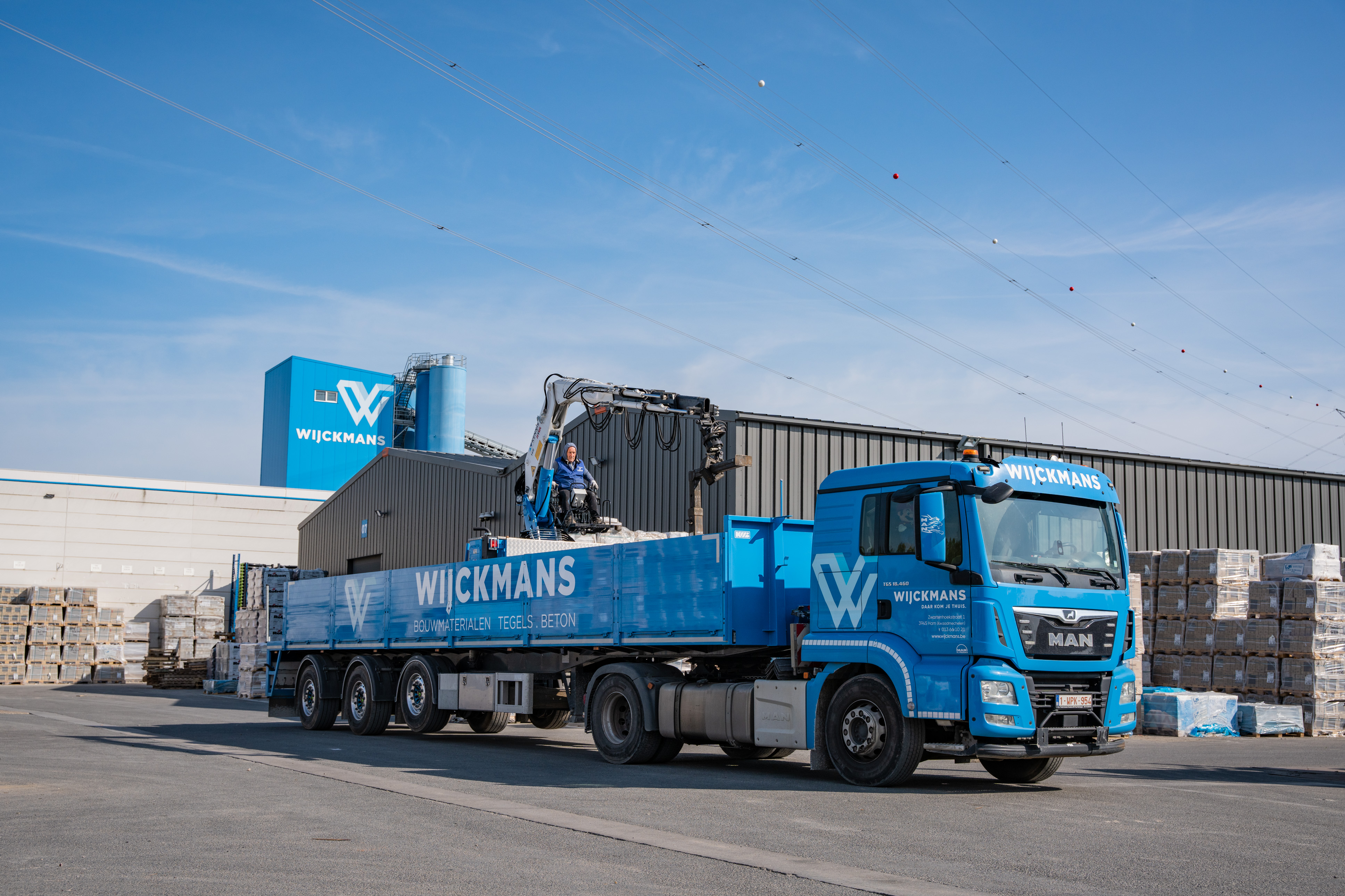Een vrachtwagen van Wijckmans voor hun eigen betoncentrale. 
